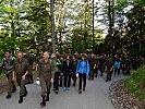 Pensionisten, Zivilbedienstete und Soldaten marschieren gemeinsam durch das Gamperdonatal.