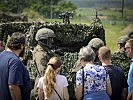 Nach ihrer Vorführung erklärten die Aufklärer-Soldaten das soeben Gezeigte.