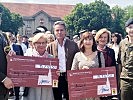 Spendenübergabe: Oberst Kirchebner, Sissi Pröll, Alfons Haider, Christine Lapp, Brigadier Wagner.