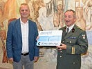 Übergabe des Schecks durch Klaus Allmaier an Militärpfarrer Alois Erhart.