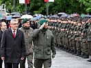 Abschreiten der Front: Landesrat Josef Schwaiger, Brigadier Anton Waldner, Bürgermeister Markus Viehauser und Oberst Stefan Haselwanter.