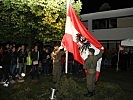 Der Festakt endete mit dem Niederholen der Bundesdienstflagge.