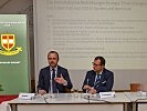 Am Podium: Peter Neumann und Nicolas Stockhammer von der Forschungsgruppe Polemologie und Rechtsethik.