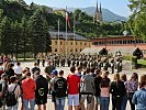 Die Militärmusik Salzburg spielte den Schulklassen ein Standkonzert.