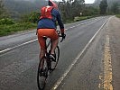 Oberwachtmeister Fulterer fährt mit seinem Bike auf der Strecke des Jakobsweges.