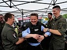 Bürgermeister Michael Ludwig überzeugte sich persönlich von der Ausrüstung.