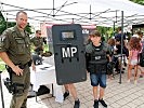 Anprobe bei der Militärpolizei.