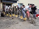 Nur mit Handarbeit kann der Schlamm aus den Wohnhäusern gebracht werden.