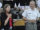 Monika Sacher und Brigadier Kurt Wagner bei der Eröffnung des Arkadenhofkonzertes 2019.