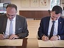 Die Bundesminister Andreas Reichhardt und Thomas Starlinger, r., unterzeichneten ein gemeinsames Kooperationsabkommen.