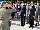 Oberst Werner G. meldet dem Bundespräsidenten die angetretene Truppe.