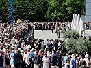 Viele Menschen sind zur Ankunft des Bundespräsidenten erschienen.