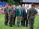 Der Kommandant der ausgerückten Truppe meldet dem Salzburger Militärkommandanten, Brigadier Anton Waldner, die angetretene Truppe.