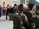 Bundespräsident Alexander Van der Bellen schreitet gemeinsam mit Landeshauptmann Wilfried Haslauer und dem Salzburger Militärkommandanten, Brigadier Anton Waldner, die Front der Ehrenkompanie ab.