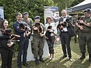 Die Bundesminister Ines Stilling und Thomas Starlinger, Bundeskanzlerin Brigitte Bierlein und Landeshauptmann Hans Peter Doskozil mit dem Hundenachwuchs.