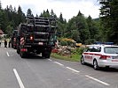 Die Faltstraßengeräte auf MAN-Lkw wurden von der Militärpolizei gelotst.