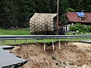 Als erster Schritt wurde die Zufahrt zur Schadensstelle errichtet. Dazu wurden eine 100 Meter lange Faltstraße über ein Feld gelegt.