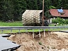 Mit Hilfe von Faltstraßengeräten kann auch weicher, morastiger oder sandiger Untergrund von schweren Geräten befahren werden.