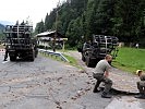 Die Pioniere arbeiten an den Schadstellen, um wieder ein Befahren zu ermöglichen.