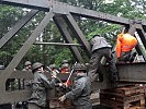 Die Pioniere lassen sich vom schlechten Wetter nicht stoppen. Sie arbeiten über das Wochenende zügig daran, mit ihrer D-Brücke Rußbach und Abtenau wieder zu verbinden.