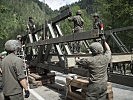 Mit vollem Einsatz arbeiten die Pioniere an der Brücke.