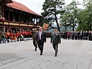 Militärkommandant Generalmajor Herbert Bauer und Landesrat Bernhard Tilg schreiten die Front ab.