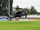 Ein "Black Hawk" landet im Kremser Stadion.