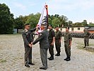 Oberst Franz Neuhold gibt die Insignie nach zwölf Jahren an den Militärkommandanten zurück.