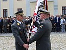 Oberstleutnant Markus Ziegler übernimmt die Insignie.