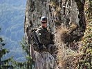 Ein Soldat beim Klettern im Rhodopegebirge.