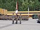 Die Insignie des Stabsbataillons 6 vor den Soldaten beim Traditionstag.