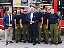 Eisenstadts Bürgermeister Thomas Steiner und 2. Landtagspräsidenten Ing. Rudolf Strommer mit Angehörigen der Feuerwehr.