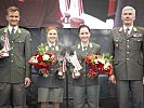 Beste Mannschaft: Das Skisprung-Nationalteam mit Daniel Huber, Chiara Hölzl und Jacqueline Seifriedsberger mit Generalstabschef Robert Brieger.