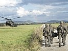 Ein "Black Hawk" landet, um den Verwundeten aufzunehmen.