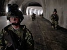 Ideale Bedingungen im Zentrum am Berg: Soldaten üben das Vorgehen in einem Tunnel.