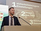 Der Sozialforscher Wolfgang Prinz präsentierte die Ergebnisse einer Bevölkerungsbefragung.