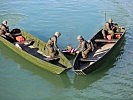 Übergabe eines Kranzes an die Fluten der Salzach.