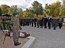 Am Denkmal der Sowjetarmee werden Kränze durch Vertreter von Russland und der Ukraine niedergelegt.