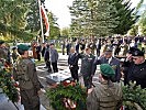 Kranzniederlegung beim österreichischen Denkmal durch Vertreter des Schwarzen Kreuzes, des Bundesheeres, der Republik Österreich, der Bundesrepublik Deutschland, des Landes Tirol und der Stadt Innsbruck.