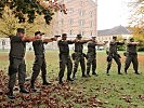 Die Soldaten beim Training mit den Pistolen.