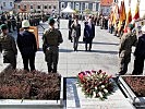 Vor der Angelobung: Totenehrung beim Kriegerdenkmal.