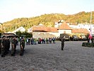 Die feierliche Flaggenparade rundet die Veranstaltung ab.