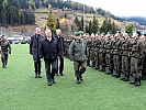 Generalmajor Bauer, Landesrat Tilg, Bezirkshauptmann Maaß und Bürgermeister Matt schreiten die Front ab.