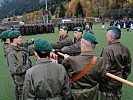 Stellvertretend für ihre Kameraden leisten diese Rekruten das Gelöbnis an der Fahne.