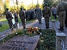 Generalmajor Wagner bei der Kranzniederlegung.