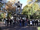 Vor dem Kriegerdenkmal am Kommunalfriedhof.