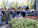 Landeshauptmann Günther Platter und Militärkommandant Herbert Bauer legen gemeinsam Kränze nieder.