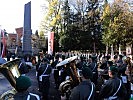 Beim Rainer-Obelisk vor dem Kommunalfriedhof im Gedenken an die Gefallenen des Salzburger Hausregiments ein Kranz niedergelegt.