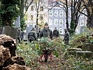 Soldaten helfen am jüdischen Friedhof in Währing.