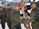 Oberstleutnant Michael Köck, r., übernimmt von Brigadier Hans Gaiswinkler die Insignie des Bataillons.